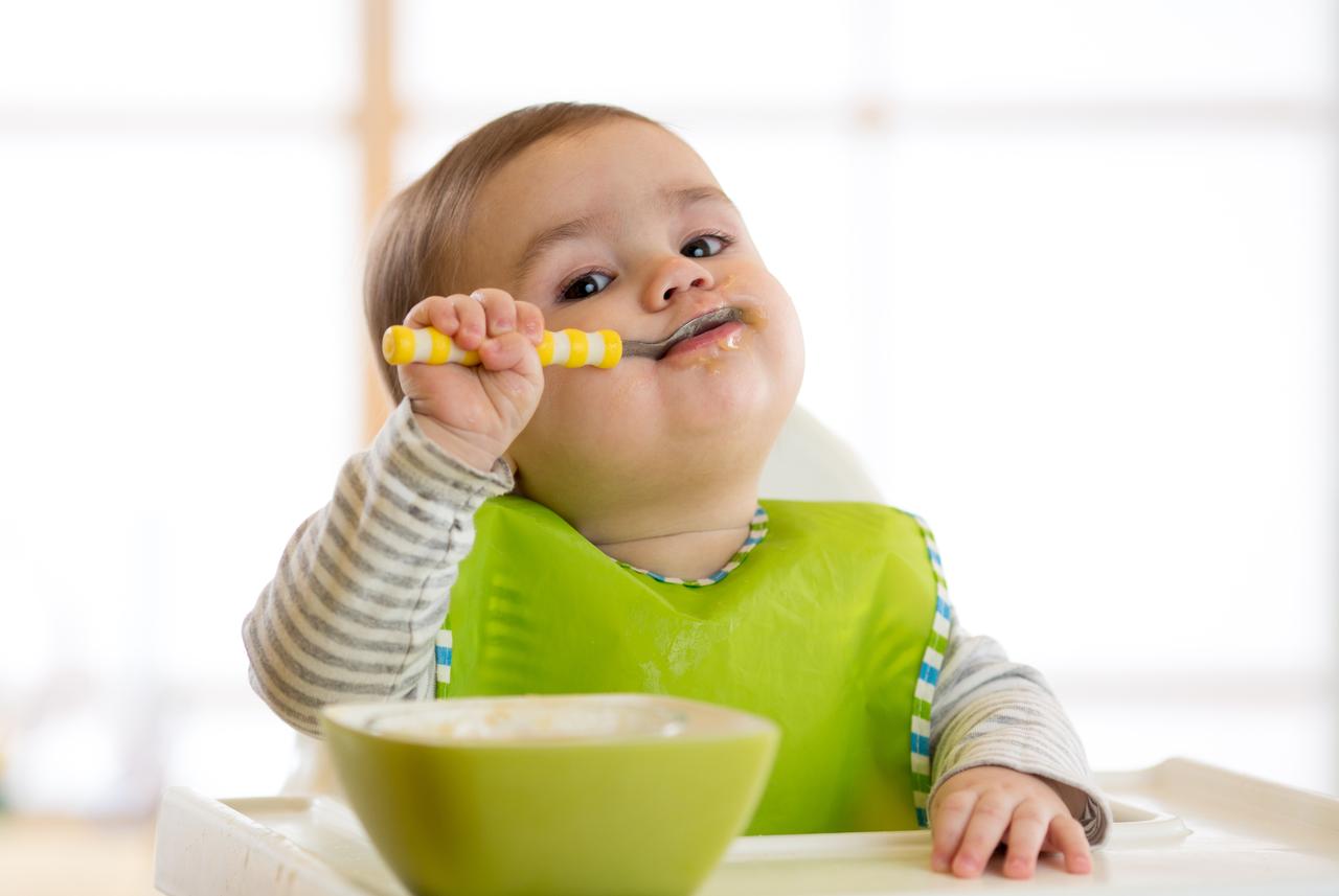 Tips y productos para que el niño aprenda a comer solo